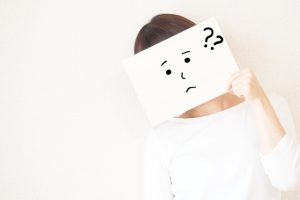 クエスチョンマークと女性