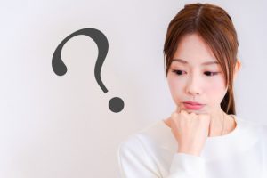 クエスチョンマークと女性