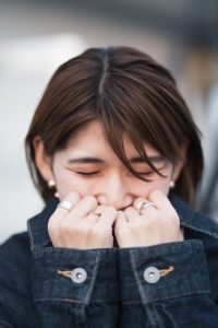 恥ずかしがる女性