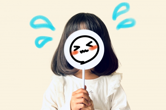 恥ずかしがる女性