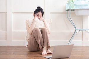 顔を隠す女性
